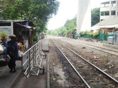 BTSのパヤタイ駅を降り、タイ国鉄の線路に降り立ってみました。
架線のない線路の風景、大好きです。