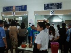 地元の方々が集うフードコート。
活気溢れる場所です。