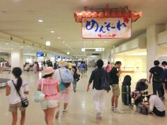 [11:00]
那覇空港到着。

荷物受取待ち等して、レンタカーの送迎場所へ。

