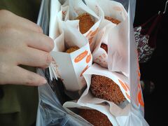 [11:50]
「あげぱん工房アントシモ」に到着。

初来訪のお店。
テイクアウトで揚げパン６つ購入。

詳細はこちら↓を参照
http://kota-mishima.blogspot.jp/2014/09/2014-09.html

ランチ代わりに何個か食す。

そして、そのまま、ホテル日航アリビラへ向かう。

