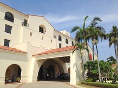 [14:00]
ようやくホテル日航アリビラに到着。

チェックイン待ちの人たちが他にも多数。
チェックイン開始は14時00分で、ホテルステイを満喫するため、この時間を狙ってくる人たちが多いのかも。