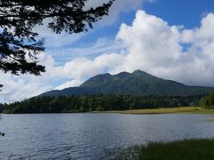 長蔵小屋裏の沼畔から見た燧ケ岳です。