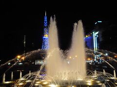 晩酌のあと、夜の札幌を散歩することにする。
札幌駅前でも、食の催事が行われていたが、誘惑を断ち切って大通公園へと足を向けた。
旧道庁舎に立ち寄った後、大通公園にあるテレビ塔を観に行く。
テレビ塔を観るのは、学生時代以来である。