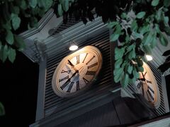 宿へ戻る途中、時計台の前を通ってみた。
時計台を観るのも久しぶりである。
夜の時計台も、なかなか風情がある。
