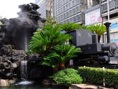 伊豆山神社へ向かうバスに乗るために、熱海駅で乗り換える。駅前には、徳川家康来熱400年を紀念し、2004年に造られた『家康の湯』という足湯があり、小さな間欠泉もあった。その隣には、小さな蒸気機関車もあった。旧熱海鉄道（元豆相人車鉄道）の7号蒸気機関車で、準鉄道記念物だそうである。