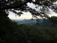 顕鏡寺から更に登ると左側の視界が開けます。

ここには、麓から続く巨石群の最後の岩、八方岩があり、名前の通り、上からは八方が見渡せます。