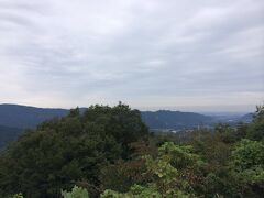 コース一番のビュースポット大明神展望台。

高尾山とか陣馬山が見えるようですが、どれがどれだ分かりません。。