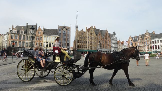 馬車を見かけるたびプンプン怒っていた息子に<br />「今から馬車乗らない？  ってママが言ったらどうする？」<br />と聞いてみました。<br /><br />「馬を働かせるのは可哀想だから、ぼく絶対乗らない！」<br /><br />そう即答すると思いきや<br />「えーーーそれは困ったぁ;<br />馬車には乗りたいし、でも馬が可哀想だし。でも乗りたいし.........」<br /><br />やはりそこは子ども^^<br />「馬車を走らせてる人も、馬に方向教えたり お客さんたちにガイドして喜ばせたり、頑張ってるんだよ。」<br />次訪れた時には乗ってみる<br />かもしれません。