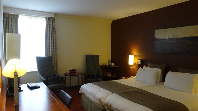 ブルージュはベルギーで最も人気のある観光地だけあり、全体的に宿泊代が高いですね。週末は更に、、<br /><br />逆にビジネスマンも多いブリュッセルは、週末の方が安いみたいです。<br />計画を立てた後にそのことに気付いたので、次回はなるべく「リゾート地は平日、週末はビジネス街」に滞在したいと思います！