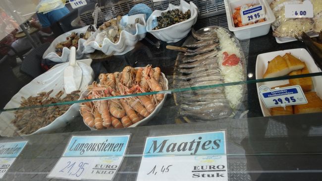 お持ち帰り用のお惣菜を買いに、地元民らしき方が訪れてました。