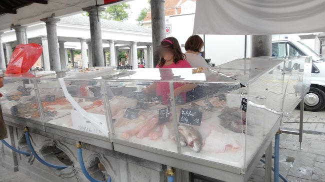 橋を渡った広場にあるのは「魚市場」<br /><br />魚市場の規模は小さく、他に土産屋なども並んでいました。