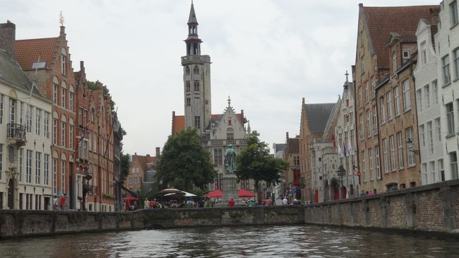 最初見た乗り場は長い列が出来ていたので、近くの別の場所から乗りました。乗り場はたくさんあり、どこから乗っても同料金で一周します。<br /><br />私たちが最後の乗客だったようで、乗り込むとすぐに出発しました。ボートは満員になるまで待つので、キッツキツ！