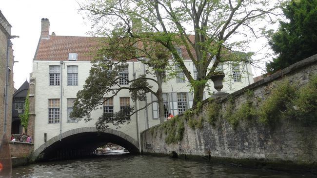 橋の上に建物が建っていて珍しい。<br /><br />次々変わる美しい景色に見とれたり、運河からしか見えない発見があったり、天井の低い橋をくぐったり、、期待してた以上に楽しい♪<br /><br />運河の多さと景観の美しさから「北のベネツィア」「屋根のない美術館」と呼ばれるのも頷けます。