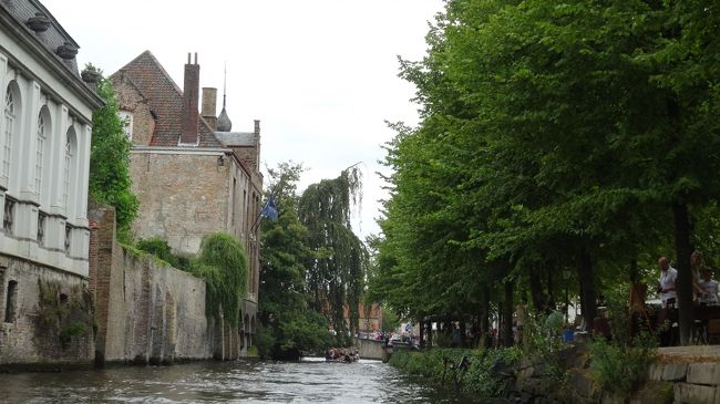 息子はというと「皇族か!?」とツッコミたくなるほど、両岸や橋の上の人々に終始手を振りっぱなし。<br />途中何度も橋の下をくぐるのですが、綺麗なお姉さんが時々手を振り返してくれるのが、たまらなく嬉しいのです。<br />景色なんて目に入ってないのでは？