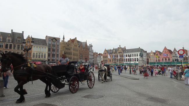 ブルージュの街を歩いていると、石畳を弾むように闊歩する 馬のひづめの音が鳴り響いています。観光馬車が頻繁に走っているのです。<br /><br />私はその音を心地よく聞いていましたが、息子はひづめの音を聞く度に心を痛めていたよう。<br />