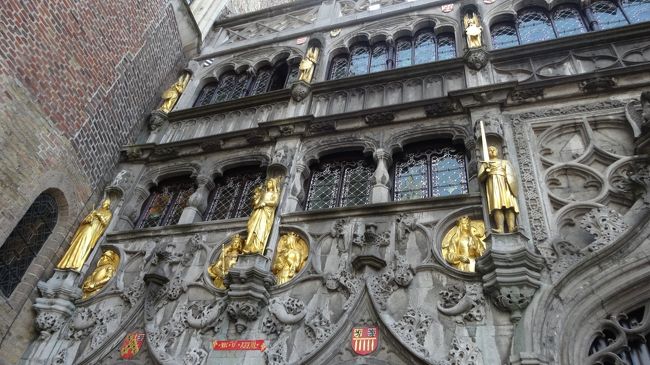 市庁舎のすぐ横が「聖血礼拝堂」<br /><br />12世紀にフランドル伯爵がエルサレムから持ち帰ったとされる、キリストが流した聖血が奉られています。