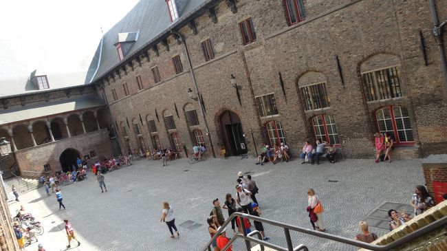 お部屋で休んだ後、再び街の散策へ。<br /><br />ここ鐘楼の上からは素敵な町並みが見えますが、３６６段登らなくてはいけません。<br />「どうしても登りたい！」という息子の希望で、上がってみることに。