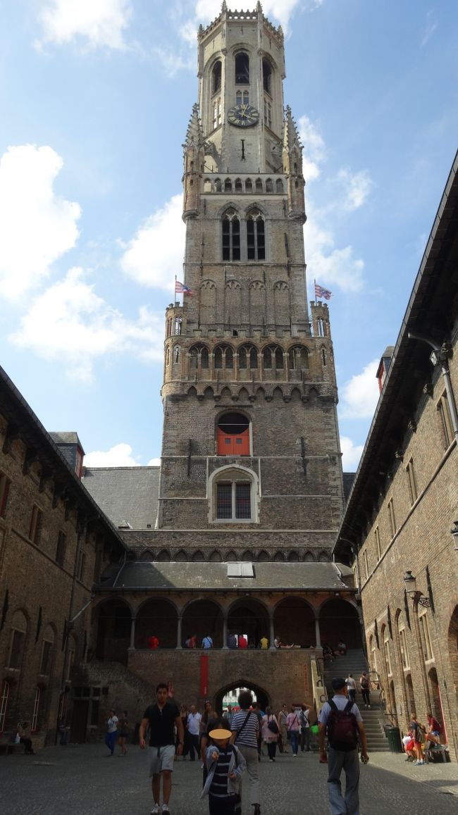 「鐘楼が高いほど 鐘の数が多いほど、その街の豊かさを物語ると言われているそう。高さ83メートル鐘47個のこの鐘楼を見れば、ブルージュがいかに繁栄していたかが分かります。<br /><br /><br />様々な曲を奏でるカリヨンの美しい音色に、私は暫くベンチに座り聞き入っていました。