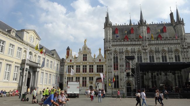 マルクト広場から２分ほど進むと「ブルグ広場」へ<br /><br />町の起源 9世紀頃に、ノルマン人の襲撃に備えて城壁が作られた、ブルージュの発祥の地です。<br /><br />左の建物が旧裁判所、右が市庁舎