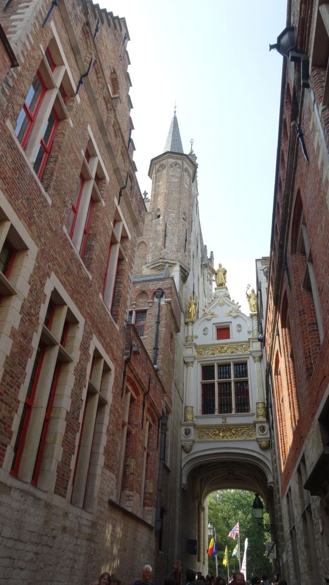 ホテルで少し休憩し、市庁舎と旧裁判所の間を通って運河に出ました。<br /><br />