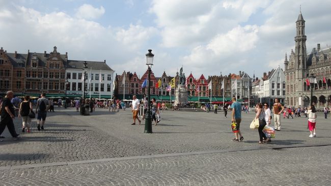 ３キロほど離れた中心部「マルクト広場」で降りました。