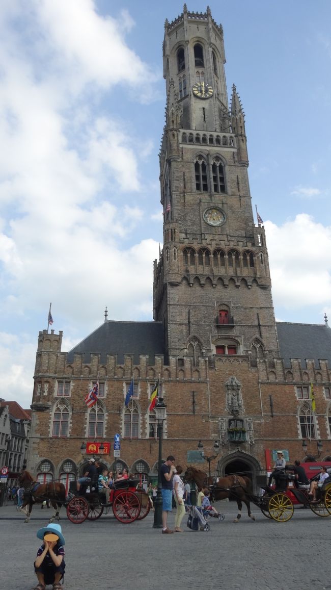 広場の向かいには鐘楼があります。