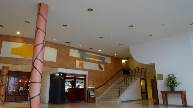 初めは「運河沿いのこじんまりした可愛いホテル」がいいなぁ、と思っていたのですが、、<br /><br />このホテルはマルクト広場からすぐそばで、到着時に荷物を置いたり、歩き疲れたらすぐに戻れ、立地面で便利。<br />そしてフロントのおじさん、フレンドリー。お暇なのか（失礼！）通りかかる度に話しかけてきてくれました。