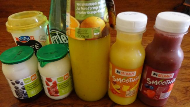 旅行前は、あそことここのお店でチョコレートを買って、、、♪<br />と、楽しみにしていたのですが、ベルギー滞在中ずっと暑くて、チョコを食べたい気分になりませんでした。溶けそうでお土産にもできない〜<br /><br />ブルージュでも、欲しくなるのはさっぱりした物ばかりでした。<br /><br />お部屋で休んだ後、夜のお散歩へ<br />http://4travel.jp/travelogue/10932091