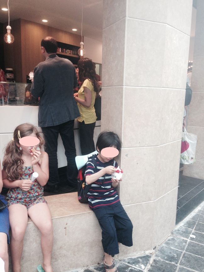 おやつや飲み物を買った後、目の前のお店でフローズンヨーグルトを食べました。<br />さっぱりしたフローズンヨーグルトにラズベリーの甘酸っぱさが加わり、美味しい！