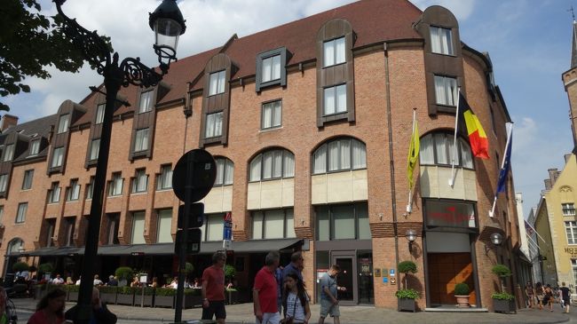 ブルグ広場の斜めに建つのが、 今夜宿泊するCrowne Plaza Brugge<br />インターコンチネンタルホテルズグループの一つ。<br /><br />３週間ほど前に探した時には ブルージュのホテルがどこも満室で、ようやく見つけたのが客室数の多いここでした。