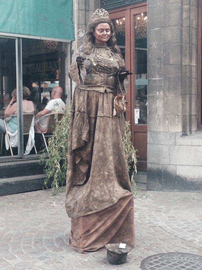 路上パフォーマー<br />「ブロンド像」