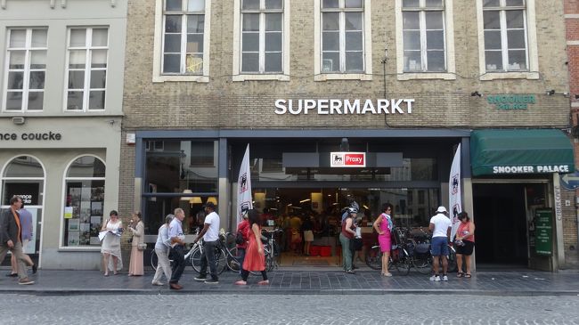 マルクト広場のレストランの方に、一番近いスーパーを教えて欲しいと尋ねたところ、ここを紹介して下さいました。アントワープでも訪れたスーパー「デレーズ」