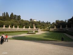 でっかく広がるボボリ庭園。
 
ベルサイユ宮殿のお庭だって、このお庭が元になってるんだから。
 