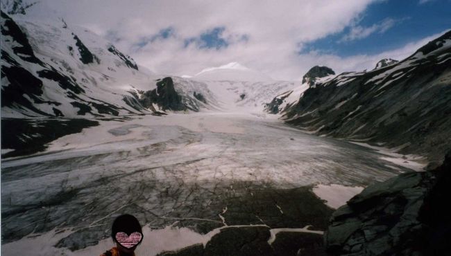 雲でグロースグルックナー山の頂上は隠れています。<br /><br />ずいぶん氷河が後退してしまったと、ホテルの方に聞いていたのですが、それでも１７年前はこのぐらいの幅と長さはありました。
