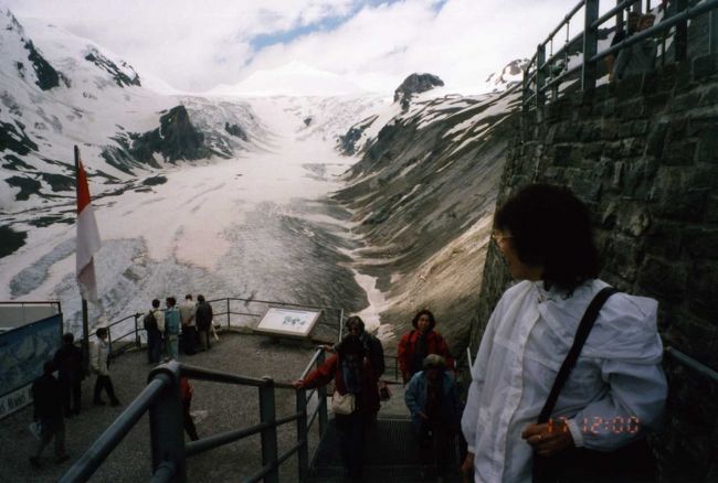 エレベータ―で降りて、氷河の間近までさらに降りて行きます。
