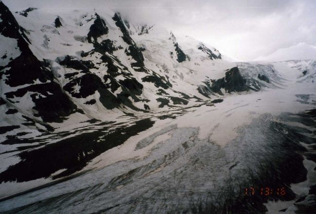 ２０００年に訪れたスイスのアイガーグレッチャー駅での氷河を見ながらのランチがとても迫力があったので、昨年スイスに行った友人に強力お勧めしたのですが、さほどの迫力でなかったと聞いて写真を見せてもらったところ、やはりずいぶん氷河が痩せてしまっていました。