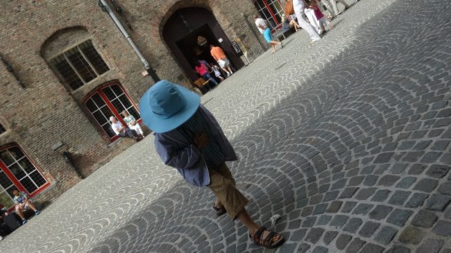 そこへ息子はお得意のポーズをし「一緒に踊りましょ♪」と言ってきましたが、さすがに外では恥ずかしい。<br /><br />息子は気に入る曲を聞くと、いつもこのポーズで誘ってきます^^;<br />そして家以外では彼一人で踊っています。