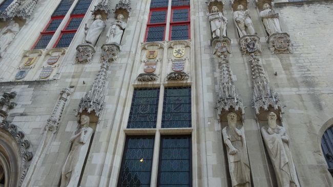 市庁舎の壁は、聖書に登場する聖人や、ブルージュ歴史上の重要人物像で飾られています。