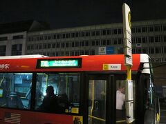 ほぼ満員のTXL系統に揺られること30分、中心部のBrandenburger Tor駅で下車。名前のとおり、ブランデンブルク門の目の前だ。でももう暗いし、門は去年来た時に見てるから今回はスルーして地下鉄乗り場へ。バスにバイバイ！