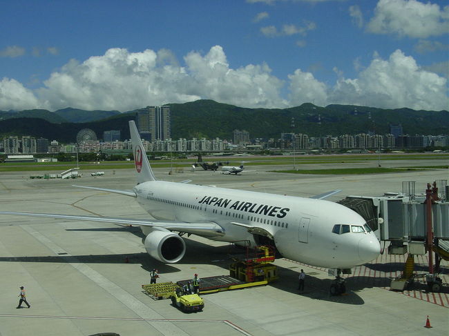 今回はＪＡＬを利用。ＪＬ９７便。これは松山到着時に撮影。今まではエバーやチャイナを使っていましたが、ＪＡＬもなかなかやりますね、とても快適でした。７６７でした。