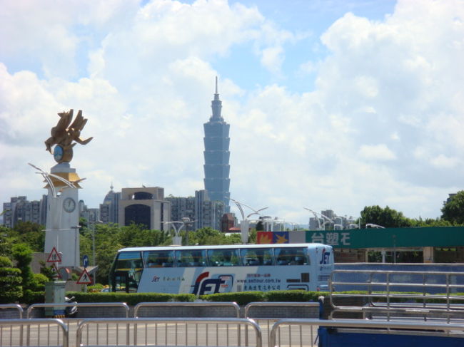 到着ロビーで両替とWifiを申込み、タクシーへ。いざ！！！