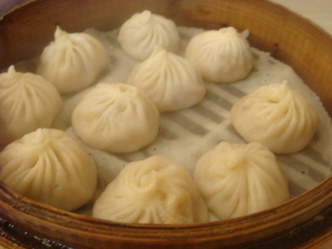 小籠包１２０元×２蒸籠。熱々のこの湯気、くっ−−−−−！！！ホタテの出汁が利いてます。