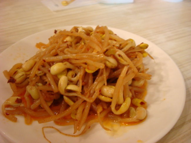 機内食でおなかいっぱいだったので、小菜はもやしのピリ辛のちょっと酸っぱいやつ。４０元。これは箸休めとして優秀なうまさ。酸っぱいものが苦手な相方も「おいしい」を連発してました。次回もリピします。