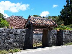 〔 宮良殿内 〕

お昼ご飯の後は、少しばかり石垣の市街地の散策することに。
これまで何回か石垣島を訪れてますけど、何だかんだでスルーしてきちゃってたんですよね｡｡｡

まずは住宅街の一角にひっそりと建つ「宮良殿内（みやらどぅんち）」へ。