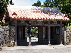 〔 桃林寺 〕

引き続き、市街に残る古い建物つながりで、八重山で初の寺院として建てられたという「桃林寺」へ。

臨済宗のお寺とはいえ、山門の屋根はやっぱり赤瓦デス。