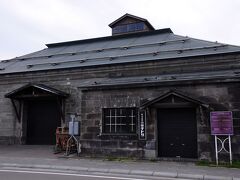 近くには、旧日本郵船小樽支店の豪壮な建物がある。そして、この界隈には、旧日本郵船残荷倉庫など、小樽の繁栄を今に伝える石造りの立派な倉庫が多くの残されている。