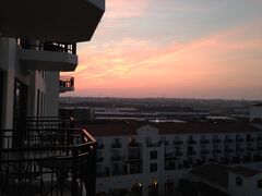 [04:00]
いつも通りに起きる。

[06:00]
この日の日の出は6時12分。

太陽が、浜とは反対側から昇り始め、紫色・赤色・朱色へと変り始める。

6時50分頃、太陽が姿を現す。
読谷は、島の西側なので、日の出時刻は、遅くなる。