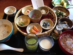 [07:00]

朝食で、ホテル日航アリビラの「佐和」へ。

昨晩、予約をしておいたせいか、窓際の見晴らしのよい席に案内される。

本日は「和定食」と「ぬちぐすい定食」を選ぶ。
※ぬちぐすい：沖縄で長寿料理の意味。