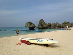 [09:00]
ホテルのプール・ビーチの遊泳開始時間が9時になるのを待って、外へ。

まずは、ビーチでシュノーケリング。
昨日と違い、海面が上がり、ライフジャケットが必要。遊泳は網内。