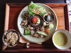 [12:45]
ゆんた市場をあとにし、車でしばらく移動。
「カフェ七色の風 」で昼食。

マクロビオティック「やさい定食」。
